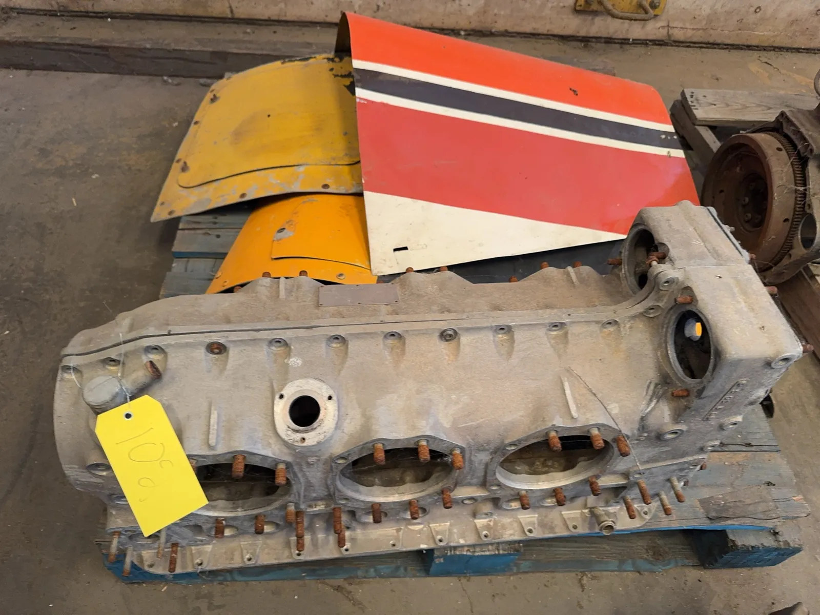 contents-of-pallet-aviation-engine-case-aircraft-panels-ms9d0kf1