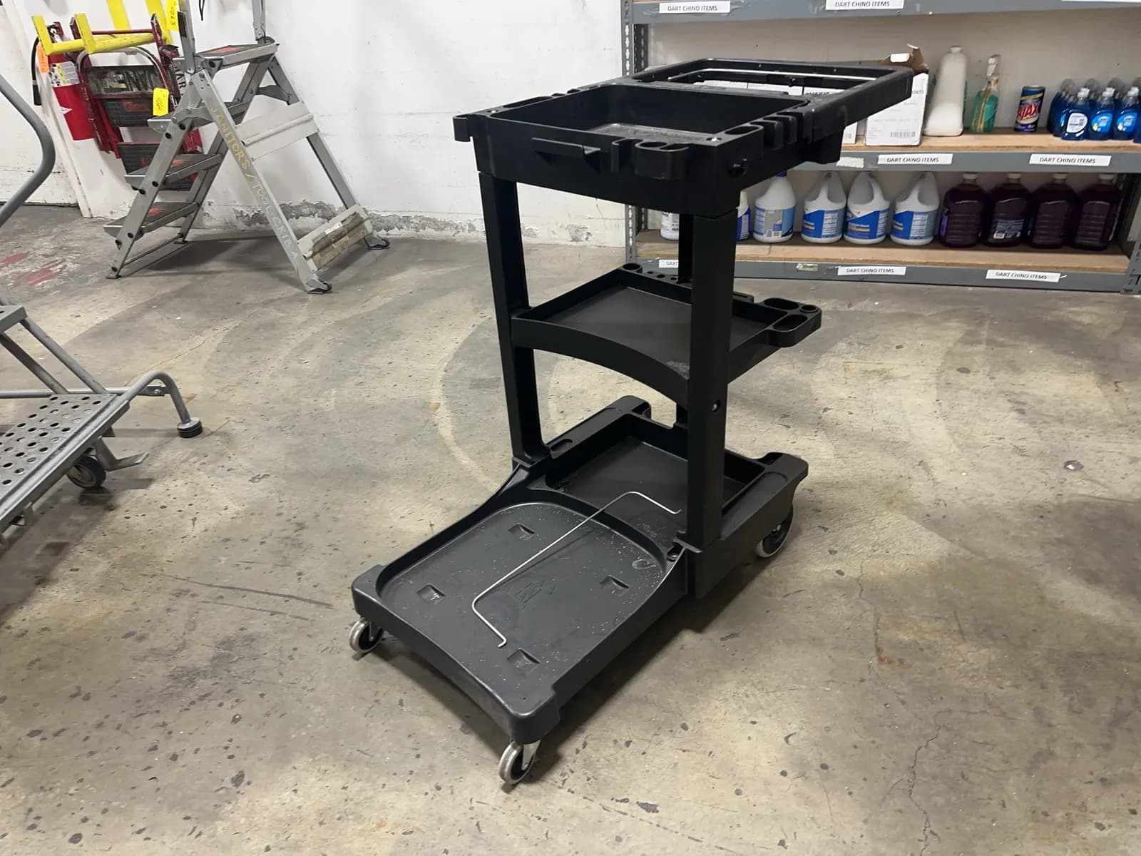rubbermaid-cleaning-cart-mrl4632d