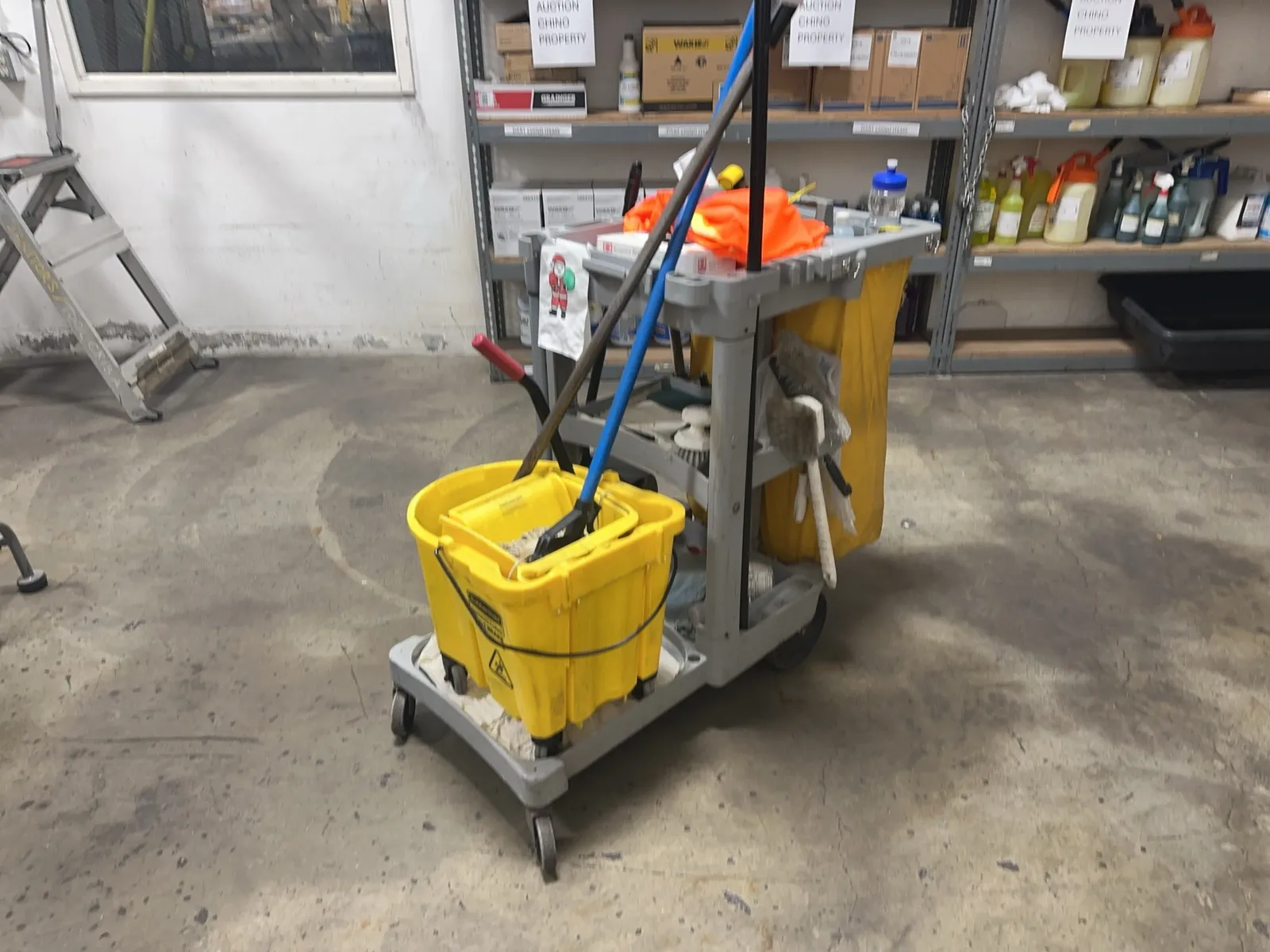 rubbermaid-cleaning-cart-with-contents-included-mrl464kd