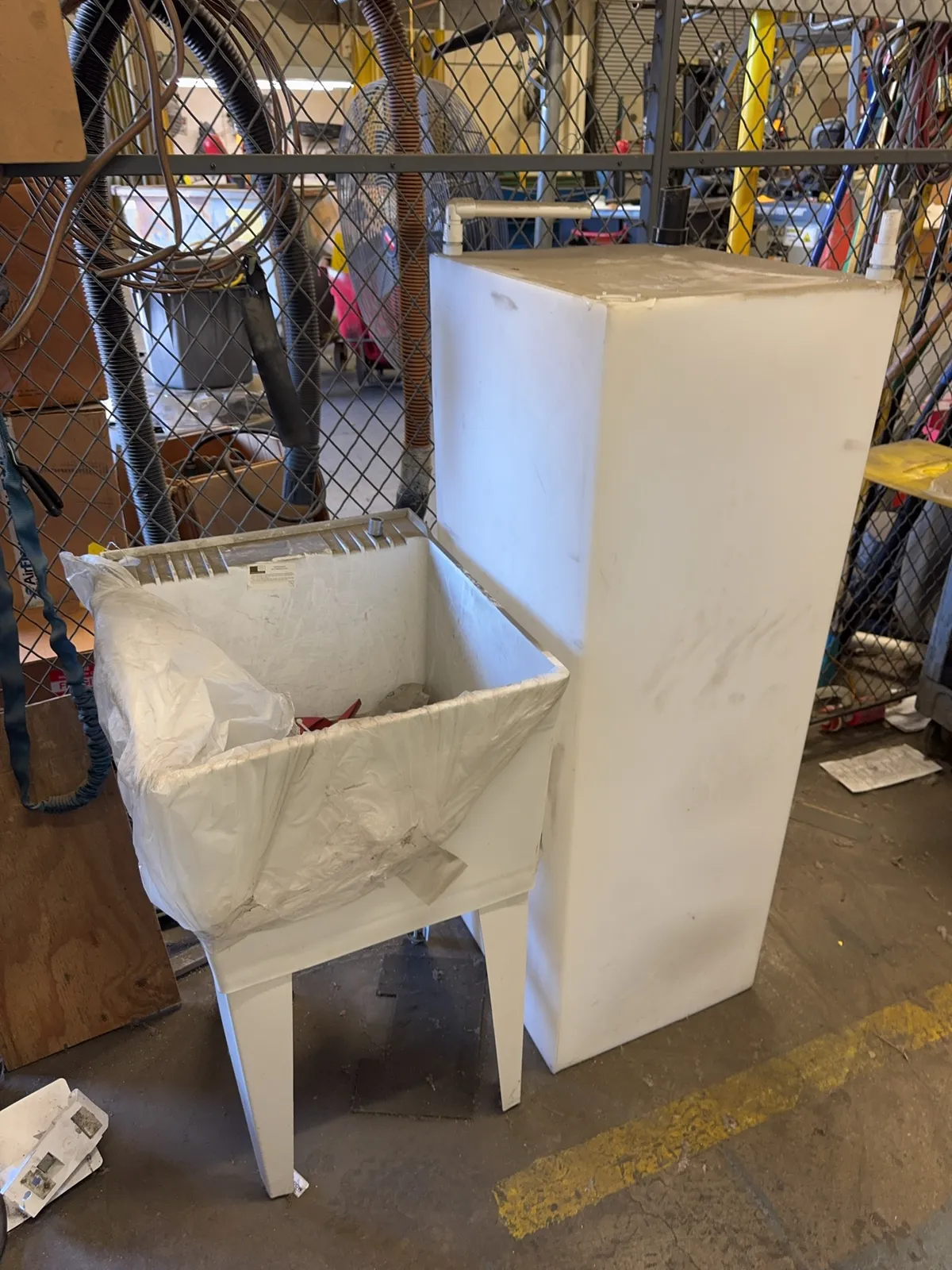 outdoor-sink-basin-and-water-tank-mrl46a9s