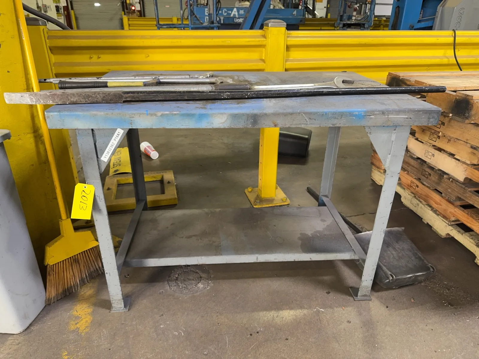 metal-table-mrjz94sv