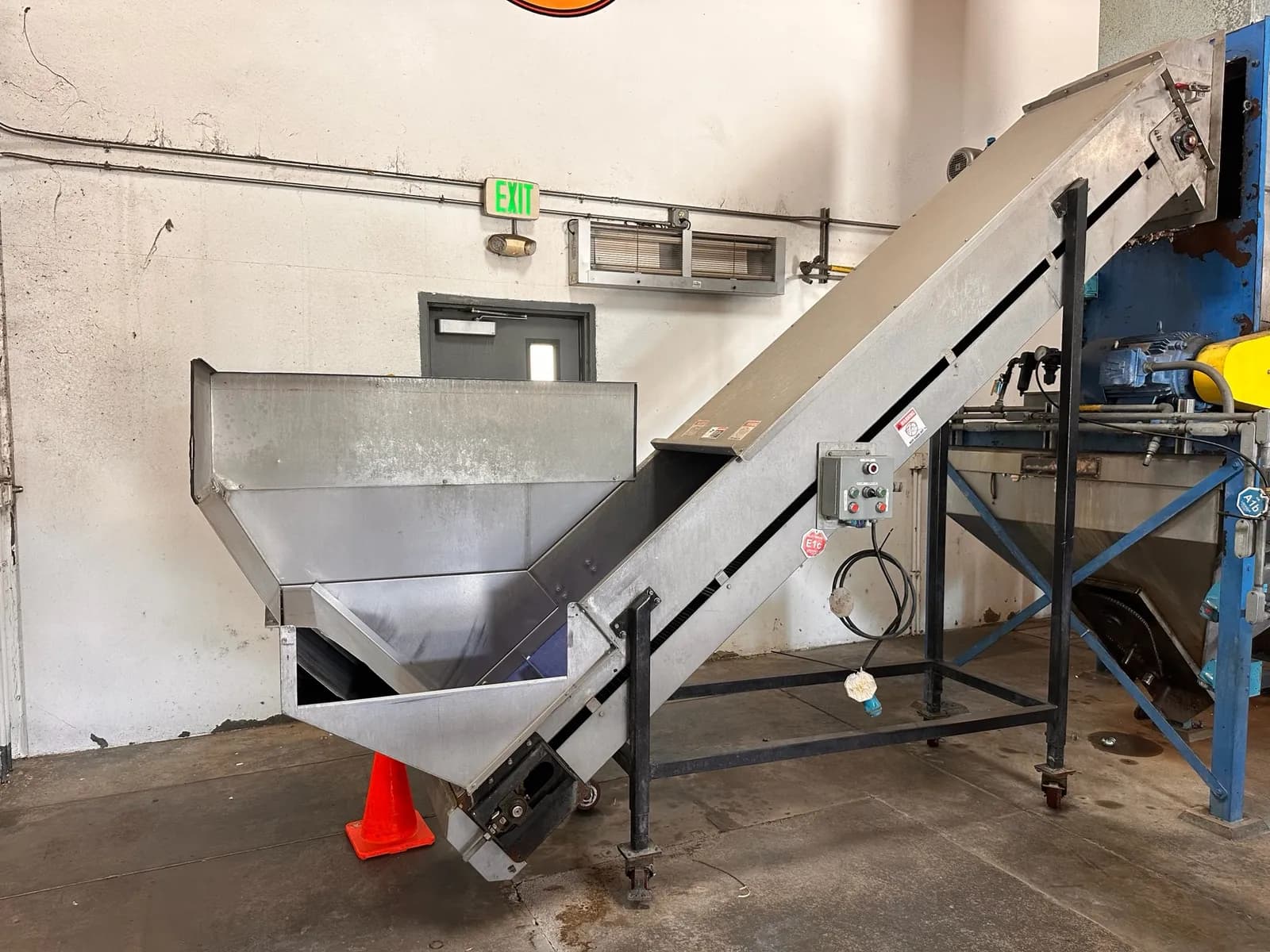 stainless-steel-inclined-cleated-belt-conveyor-mrjctr7s