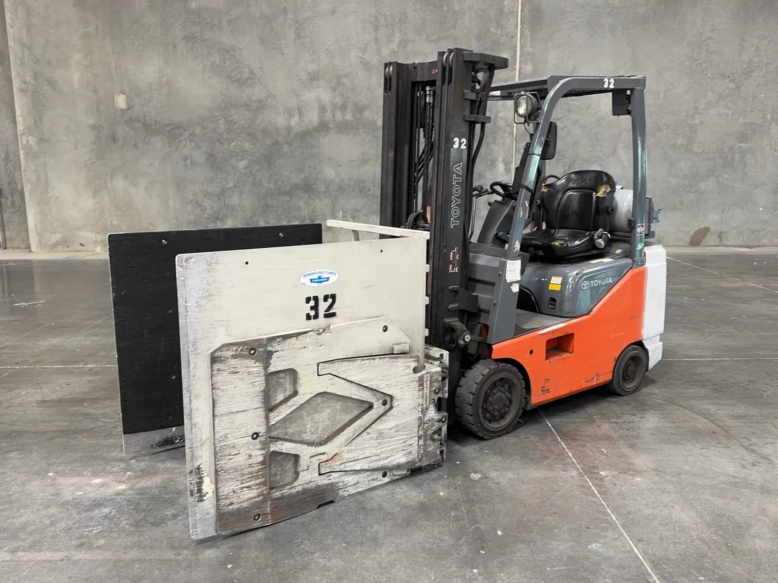 2011-toyota-4000lb-propane-forklift-with-cascade-clamp-attachment-mruztv74