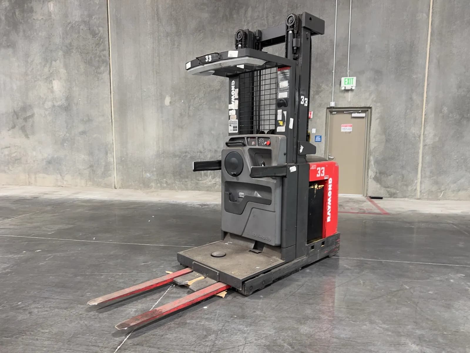 raymond-3000lb-capacity-electric-cherry-picker-mr44j0f1