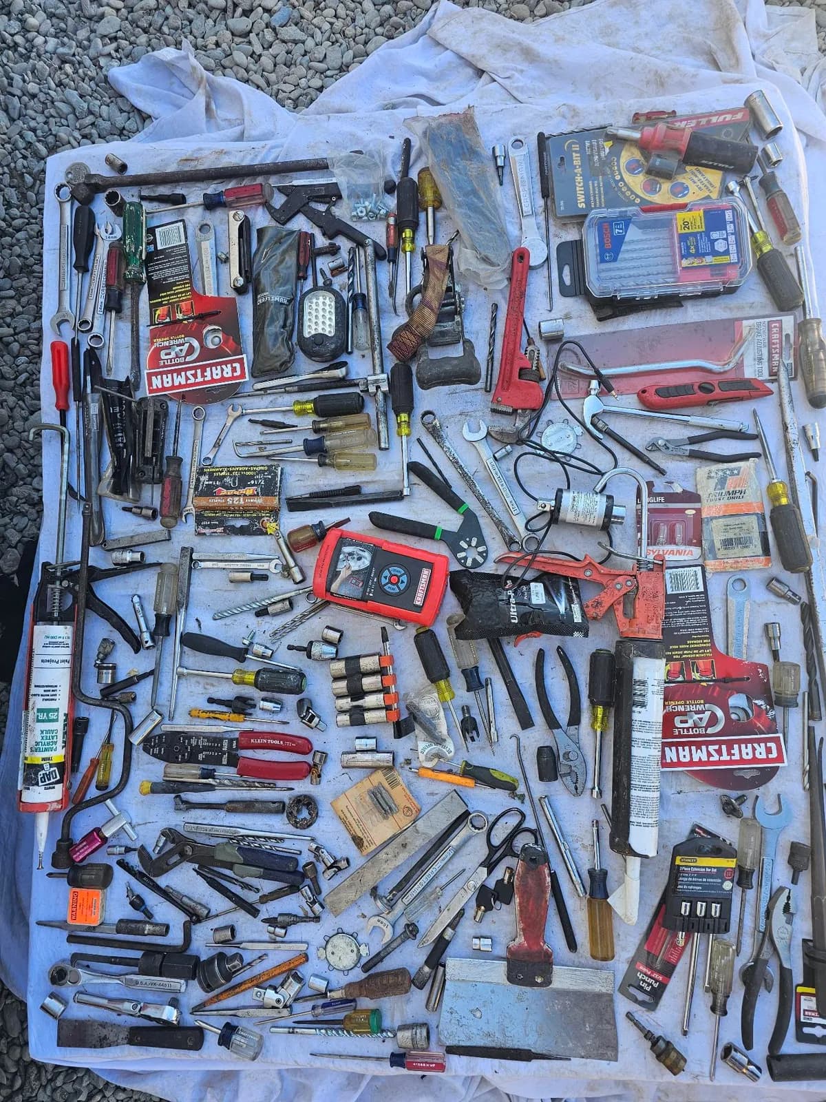 assorted-hand-tools-and-accessories-mrxumxhv