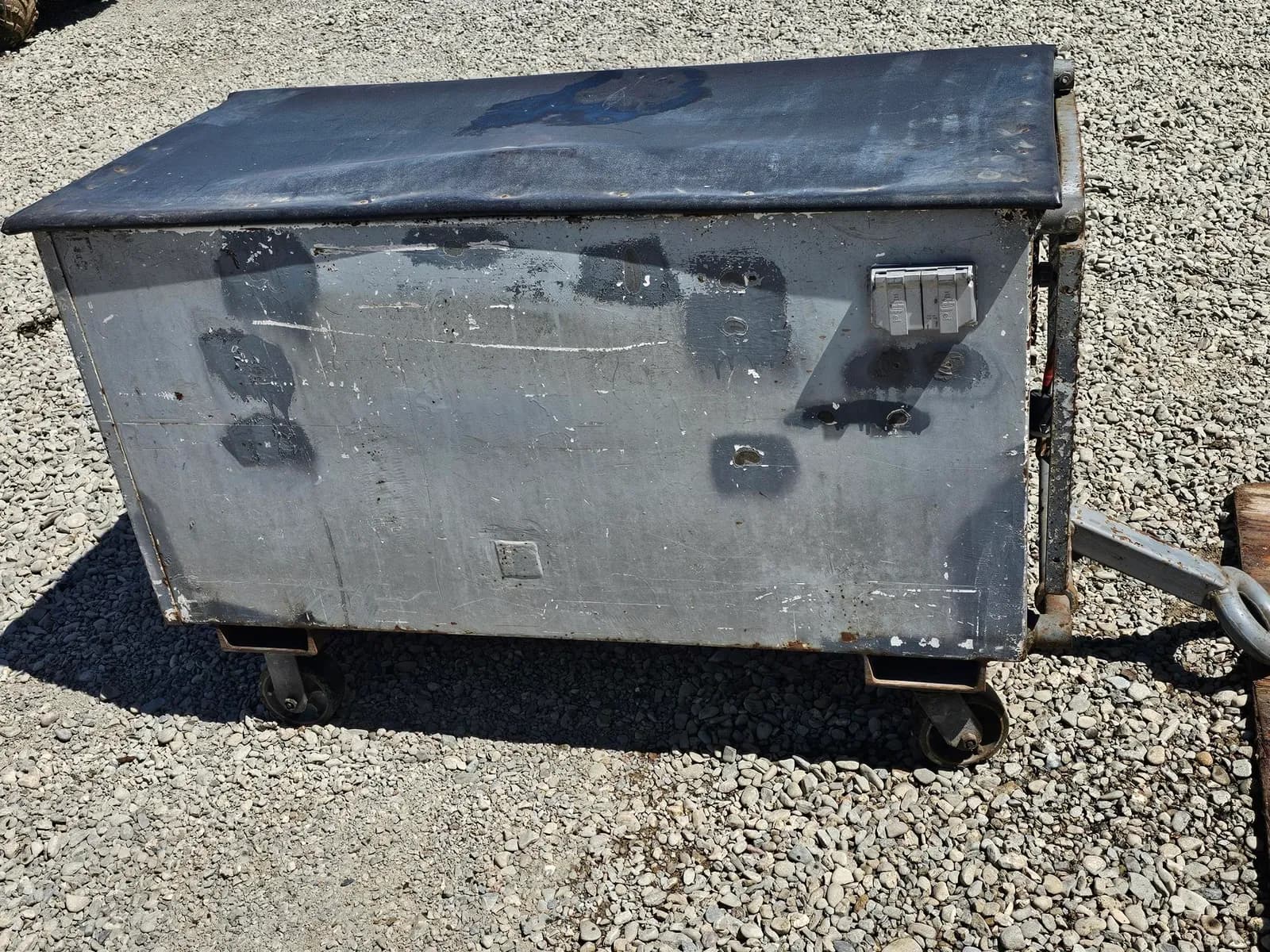 vintage-metal-storage-chest-on-wheels-f1066e