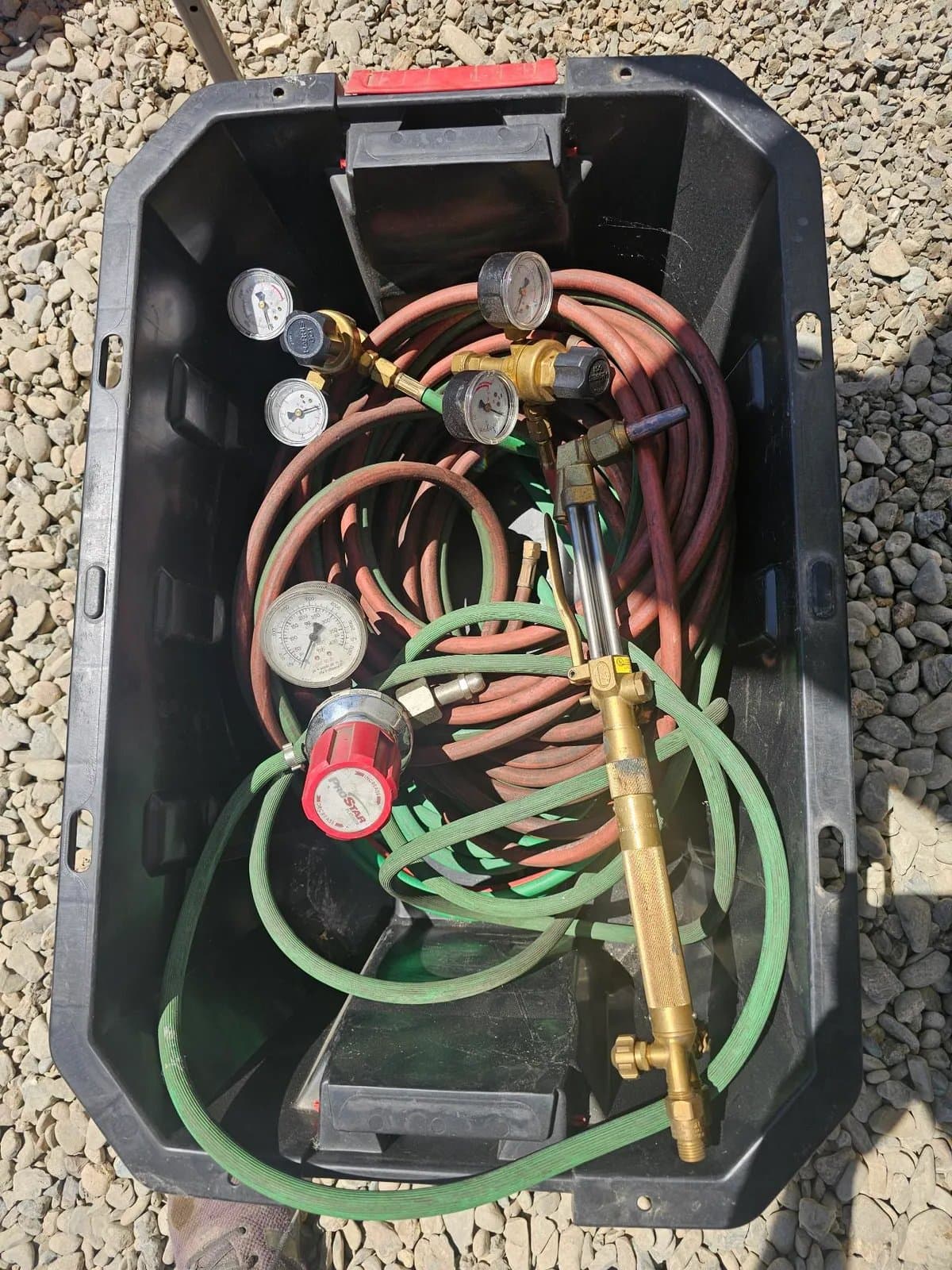gas-welding-equipment-with-hoses-and-gauges-146b33