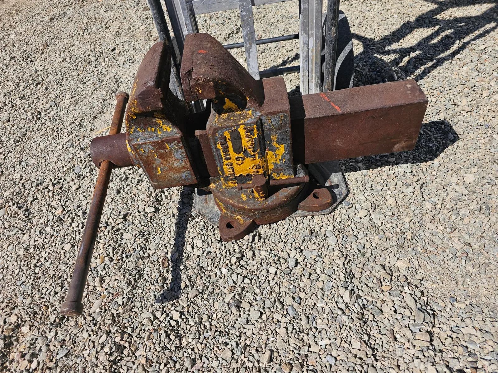heavy-duty-vintage-bench-vise-a4068b