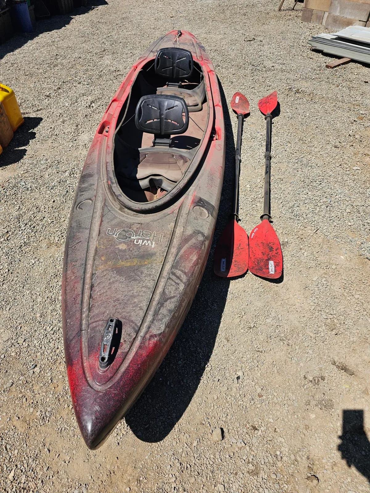 red-kayak-with-two-paddles-mrxxx66x