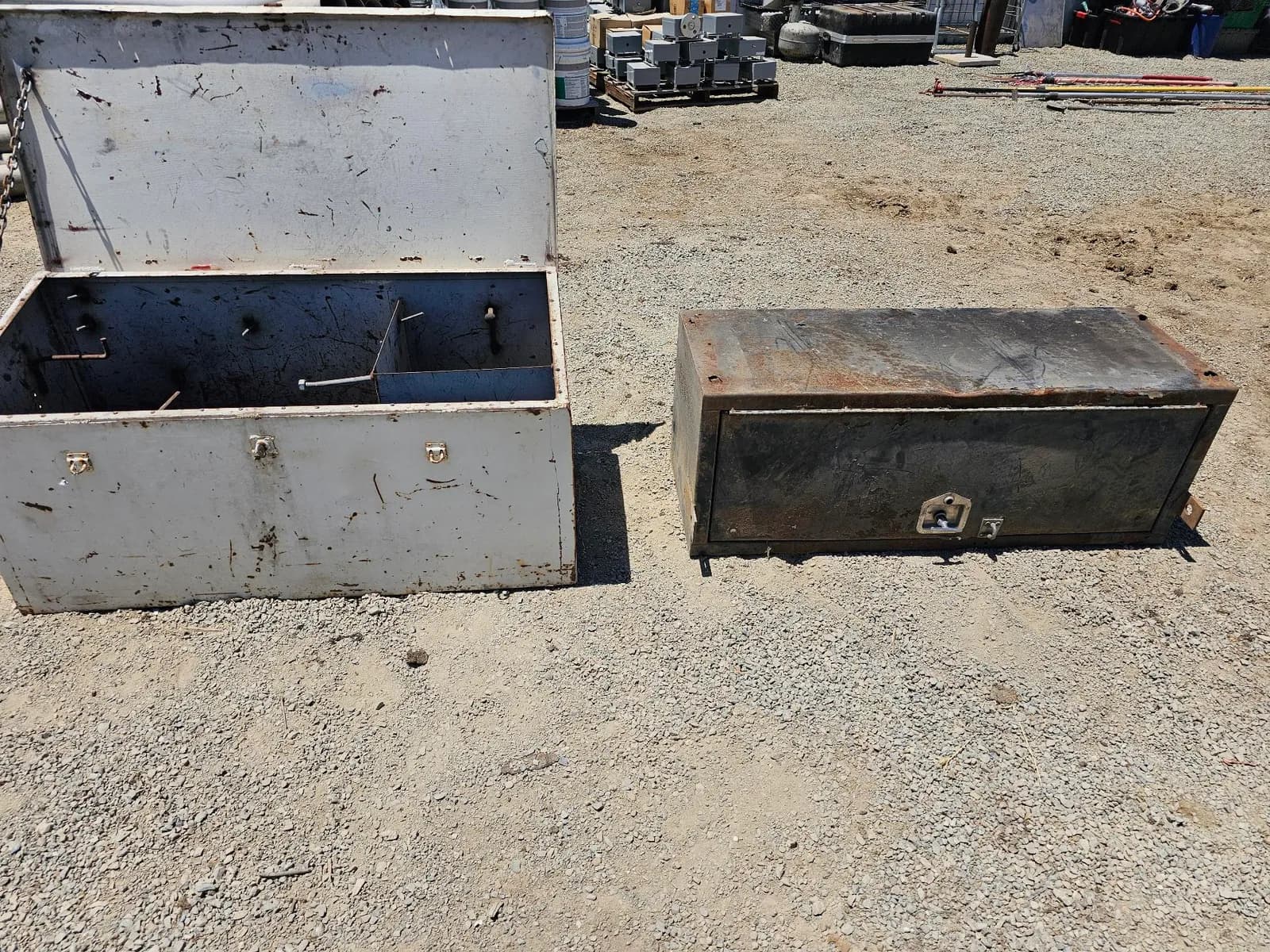 2-metal-storage-chests-with-lids-and-handles-mrxy0r65