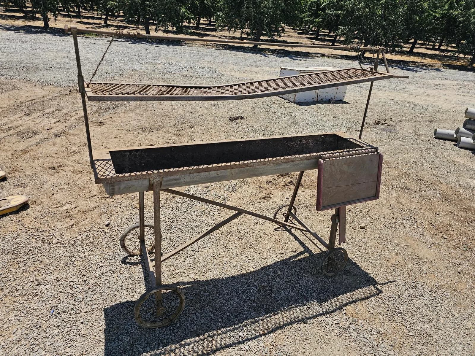 vintage-outdoor-bbq-grill-with-adjustable-rack-105b39