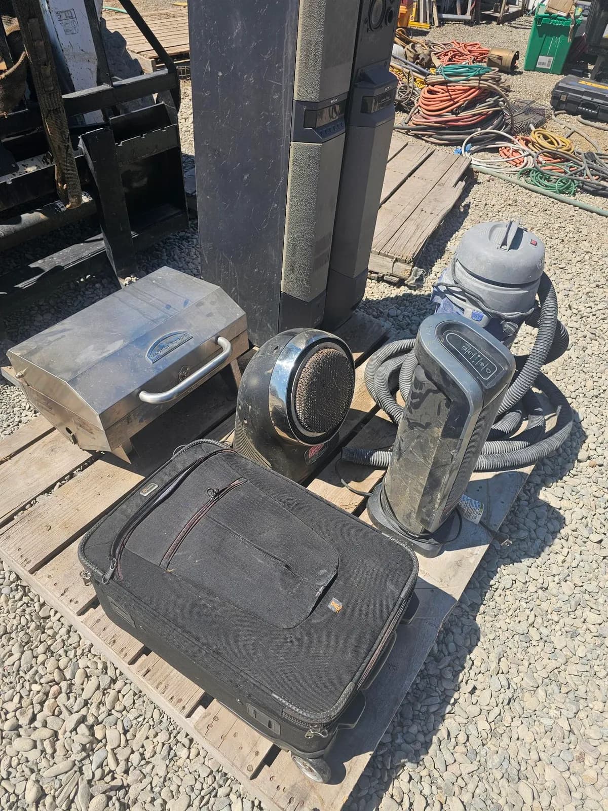 assorted-household-appliances-and-equipment-mrxz3lmv