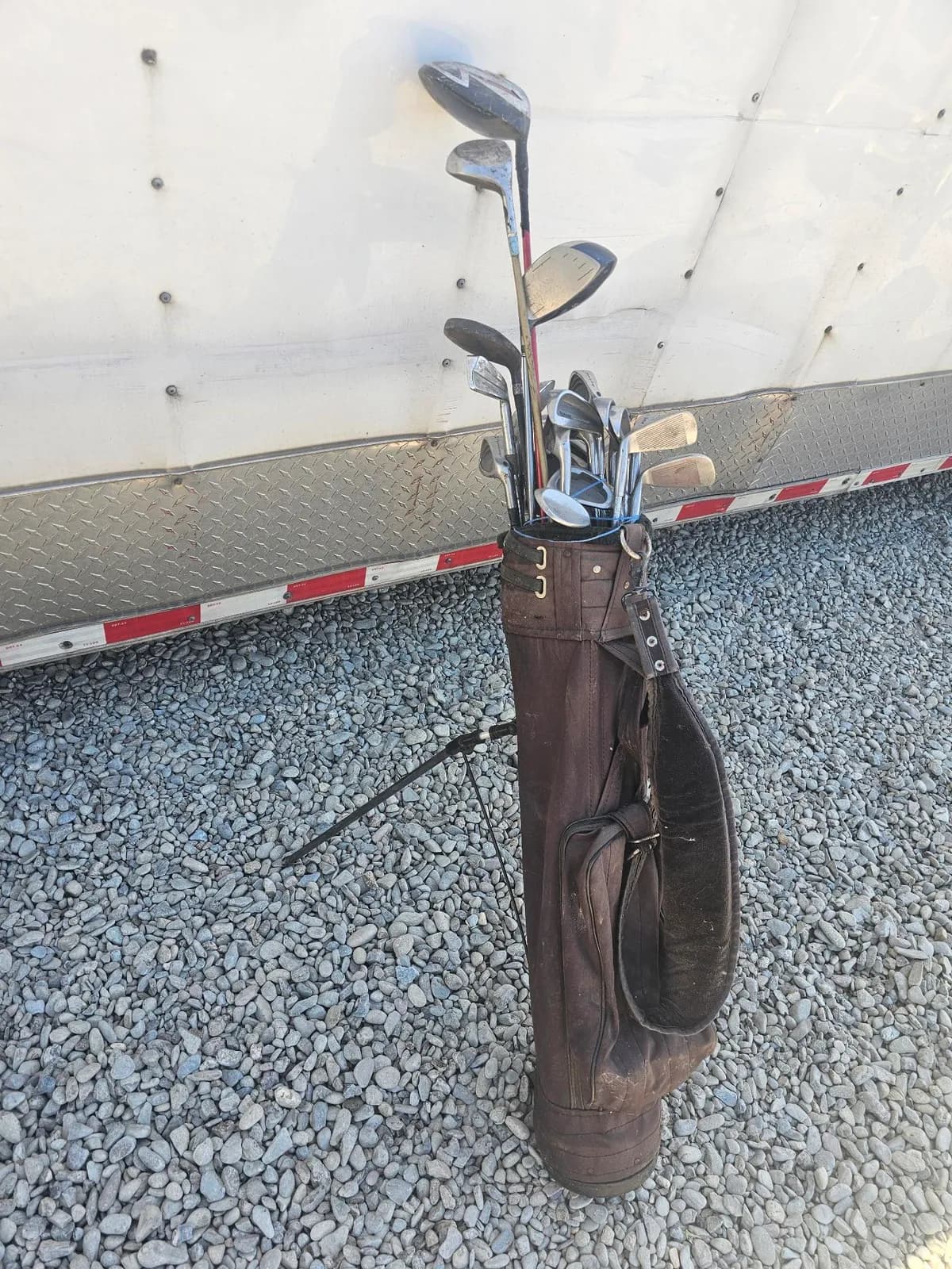 golf-clubs-set-with-leather-bag-ba1a41
