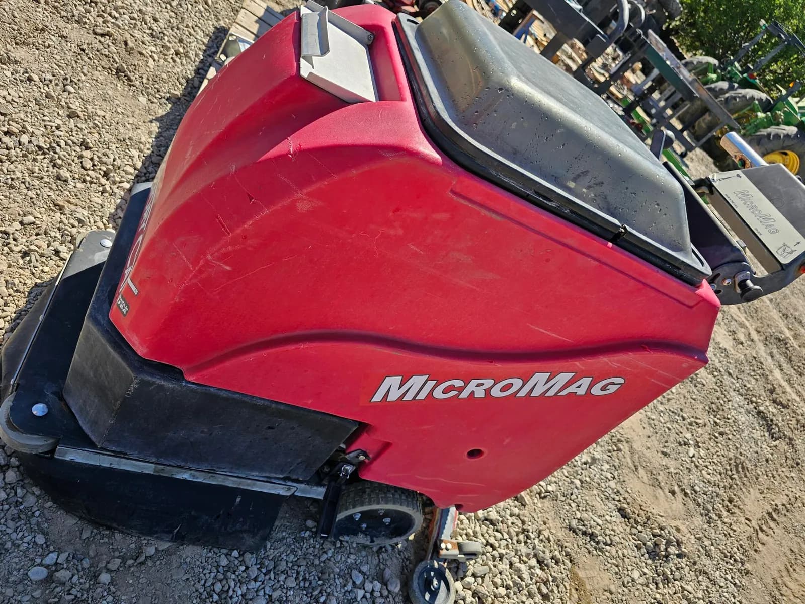 micromag-commercial-floor-scrubber-machine-e3a8e2