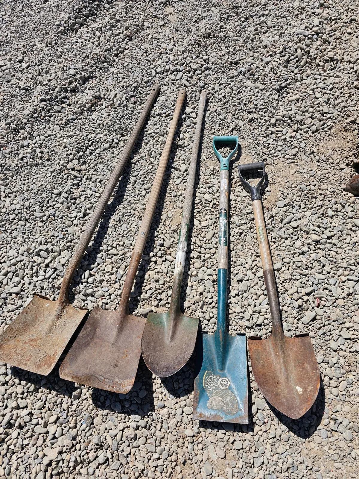 assorted-shovels-and-spades-for-gardening-and-landscaping-7f4608