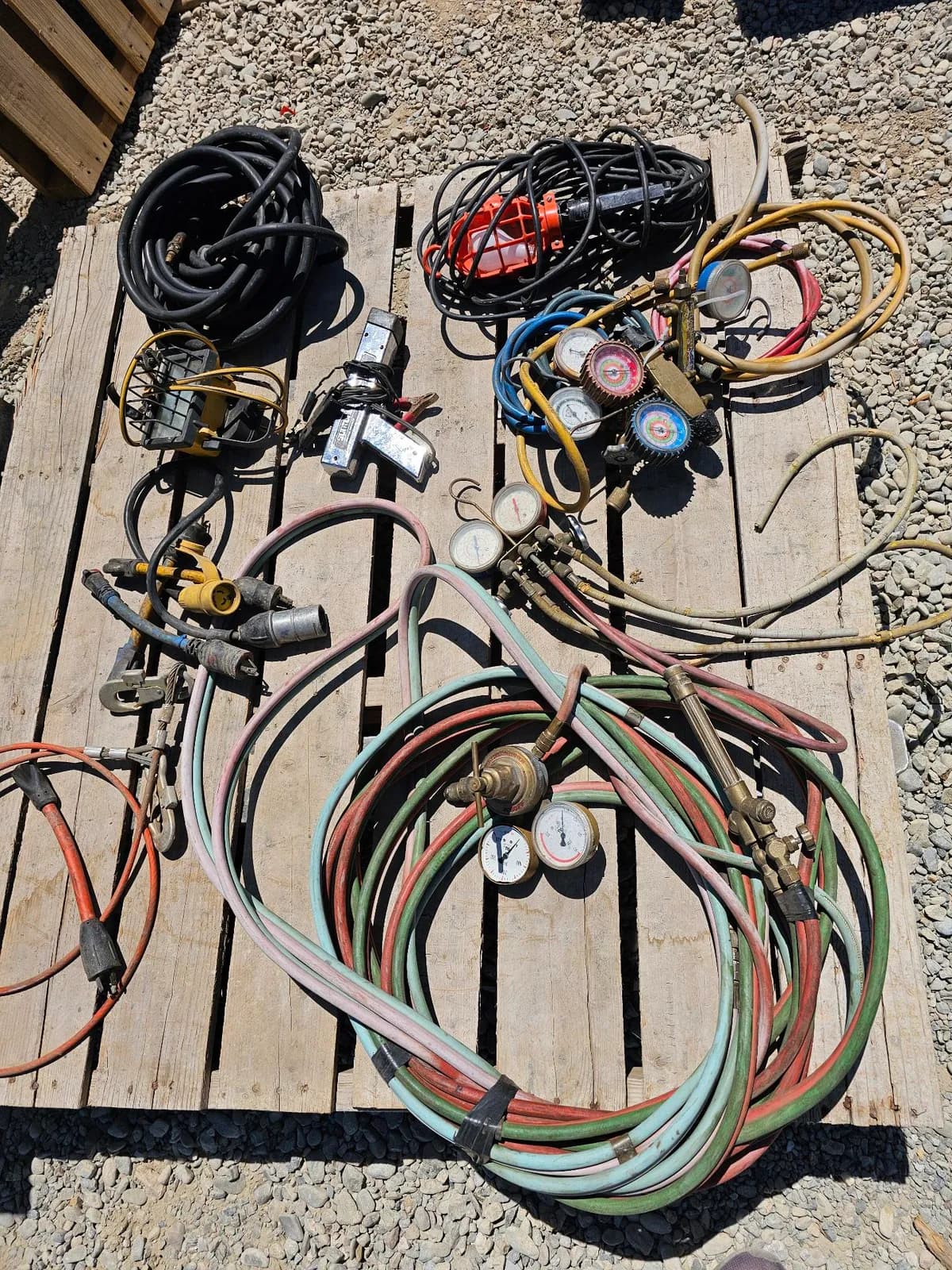 welding-equipment-and-hoses-lot-with-regulators-and-gauges-ade9f9