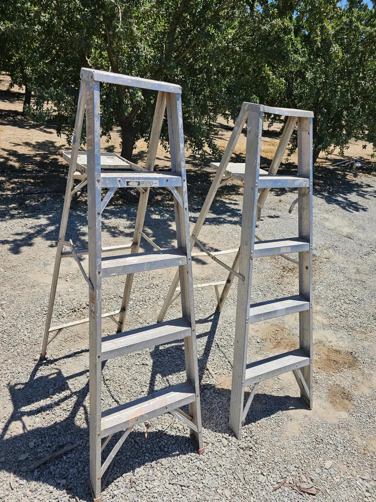 2-aluminum-step-ladders-mry0jwwa
