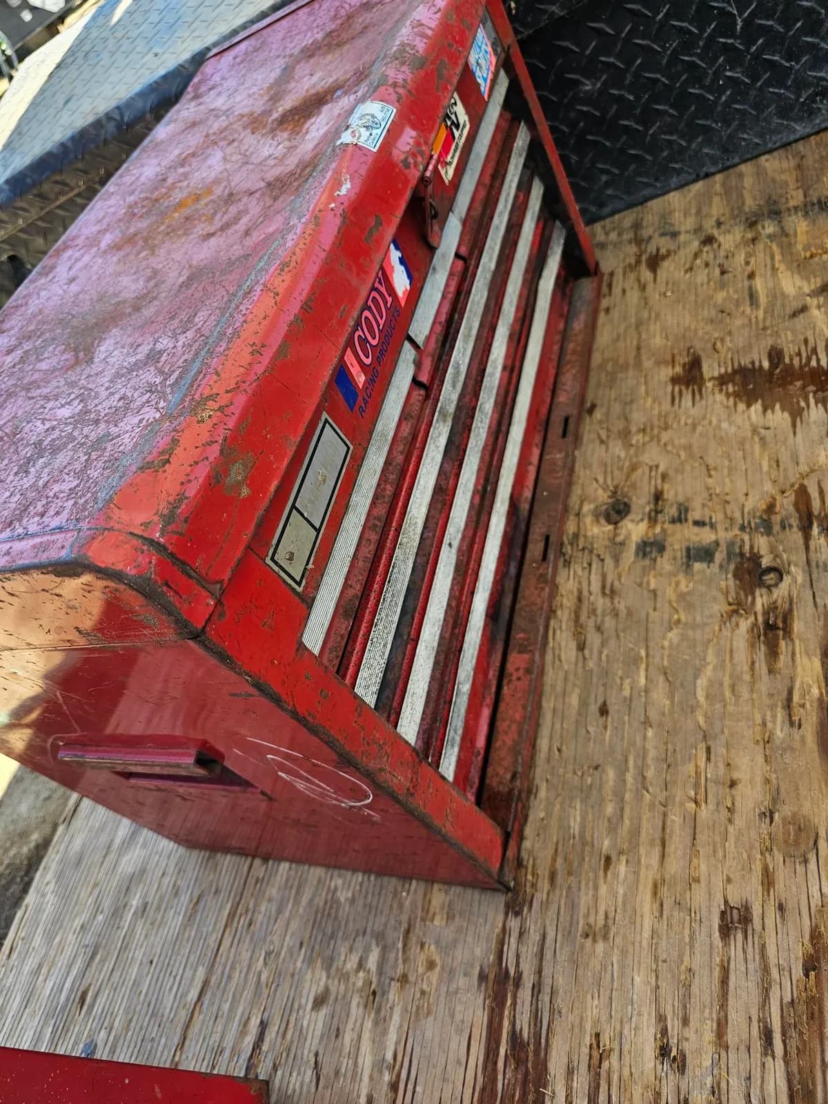 vintage-red-tool-chest-with-multiple-drawers-29a157