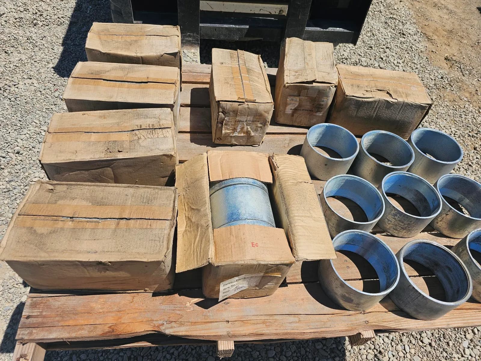 assorted-metal-ducting-parts-and-boxes-86921b