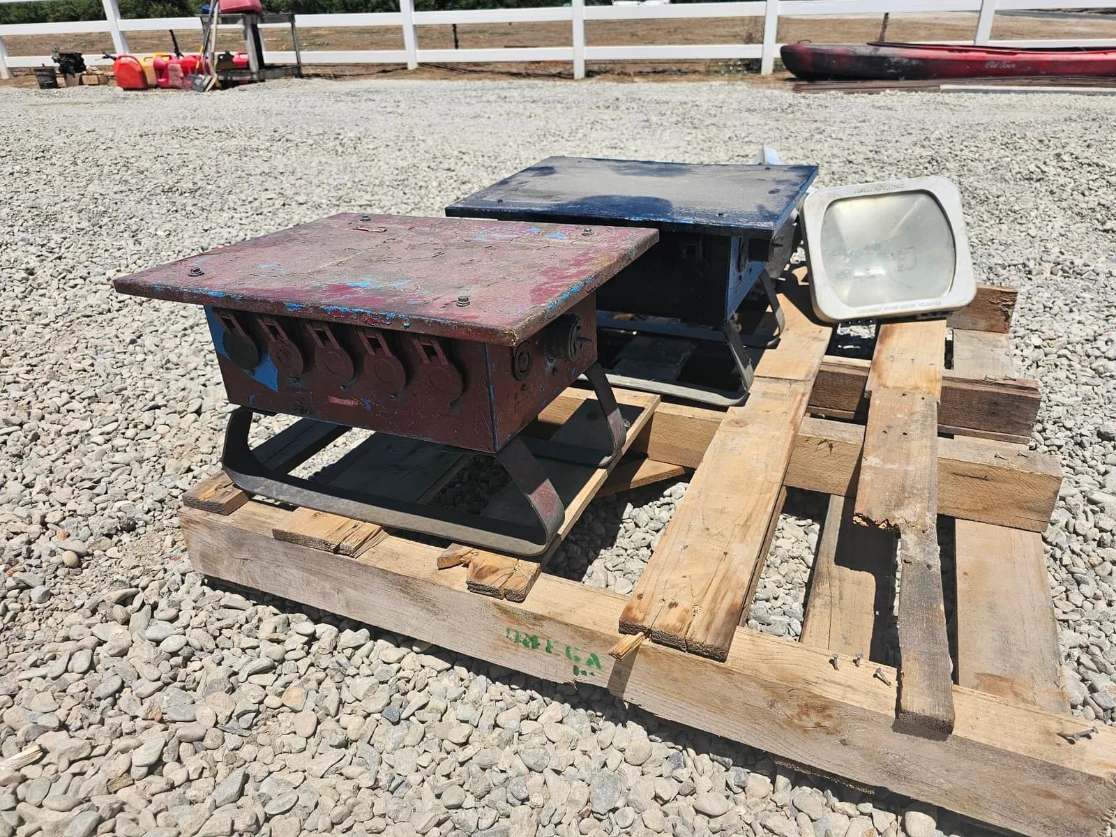 vintage-metal-stoves-on-wooden-pallet-cec02f