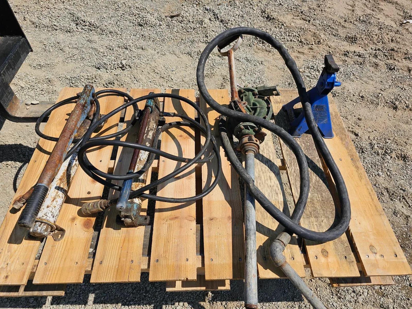 industrial-hydraulic-hose-and-tool-set-on-pallet-83ed93