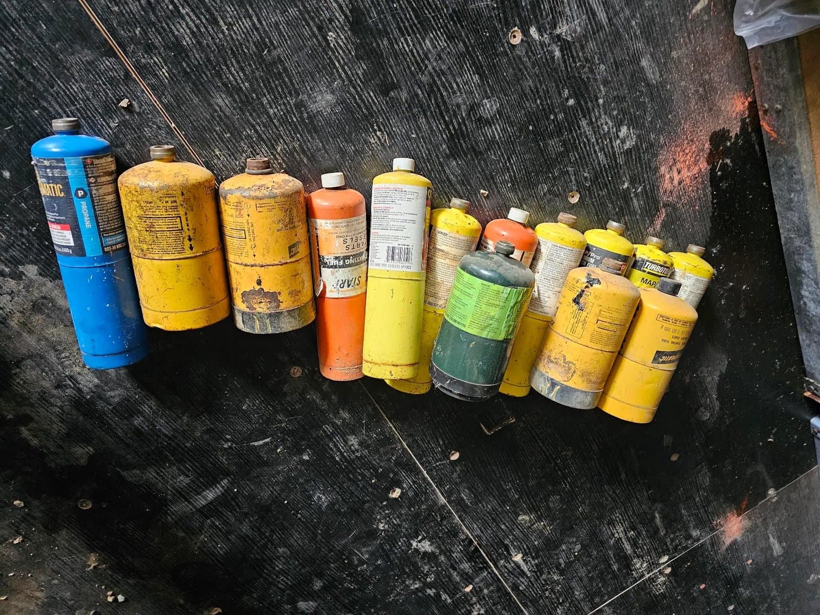 assorted-vintage-propane-tanks-9d4b86