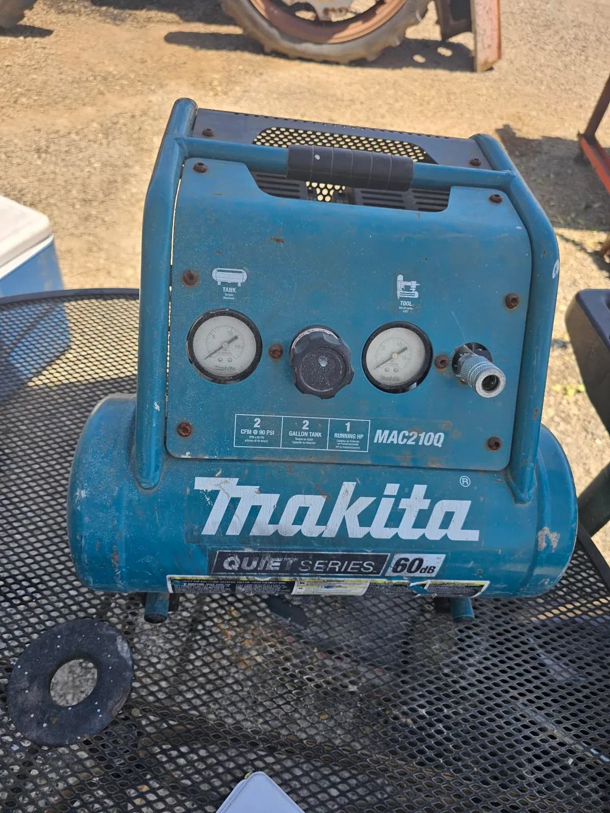 makita-mac210q-quiet-series-60-psi-air-compressor-3b4436