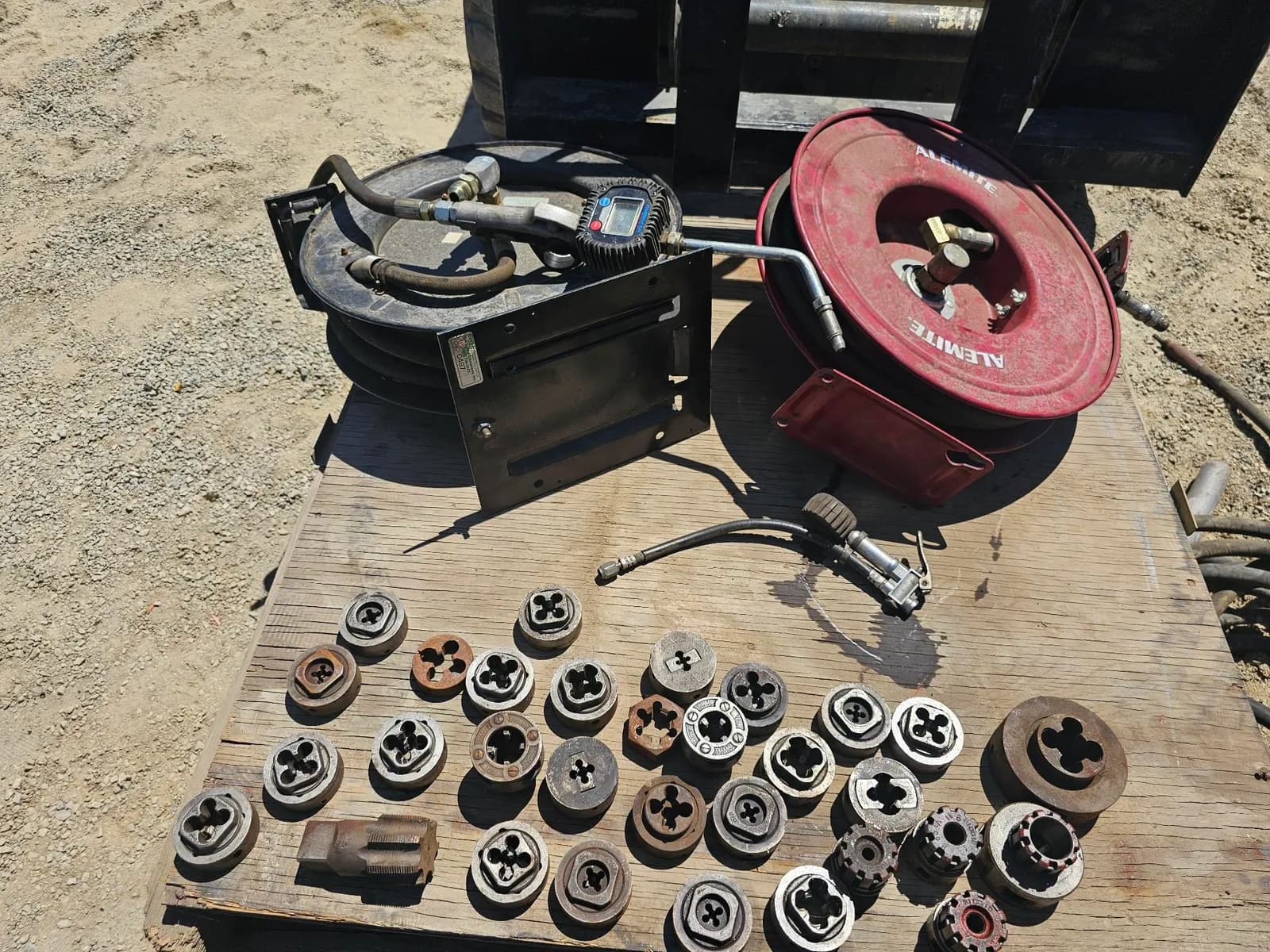 assorted-rollings-tools-and-equipment-ms3jtmco