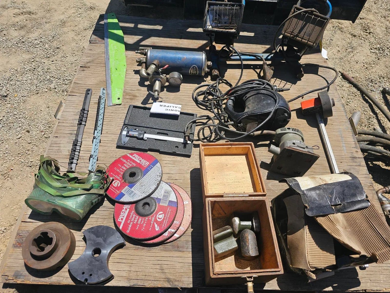 tools-and-equipment-including-discs-clamps-and-hand-tools-ms3jukcr