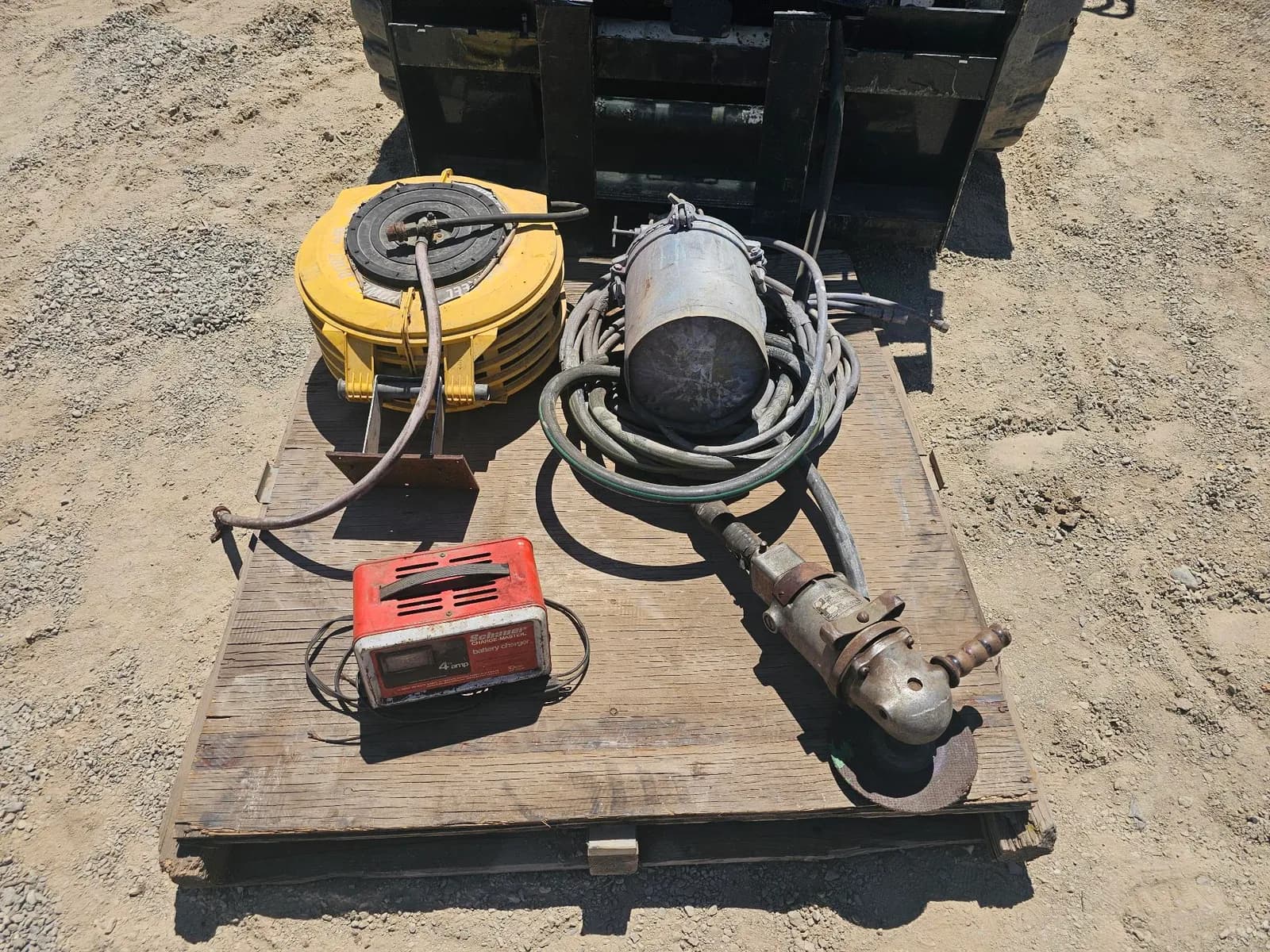 air-hose-rolling-and-battery-charger-grinder-ms3peyss