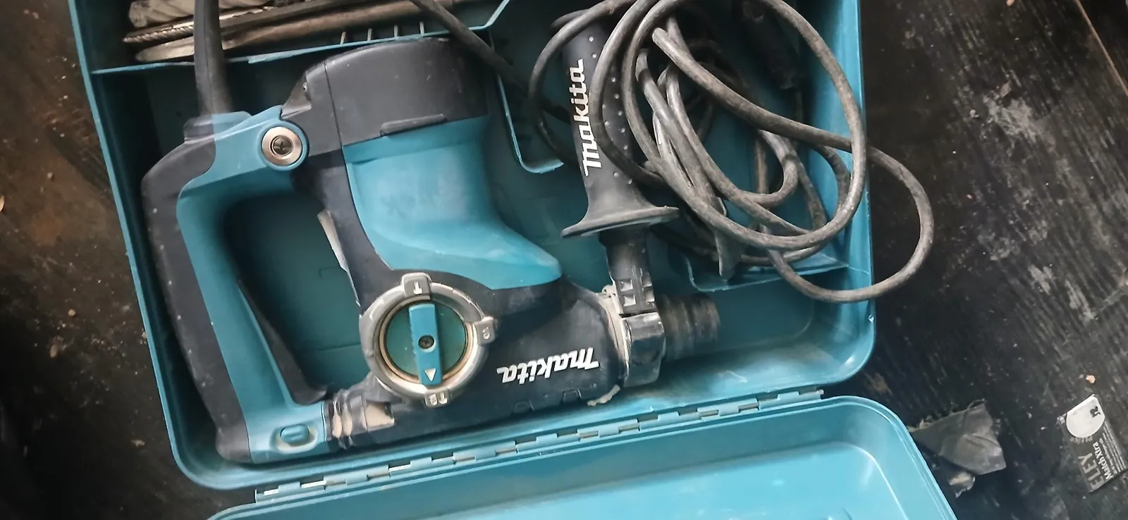 makita-electric-demolition-hammer-with-different-bits-5bcaf5