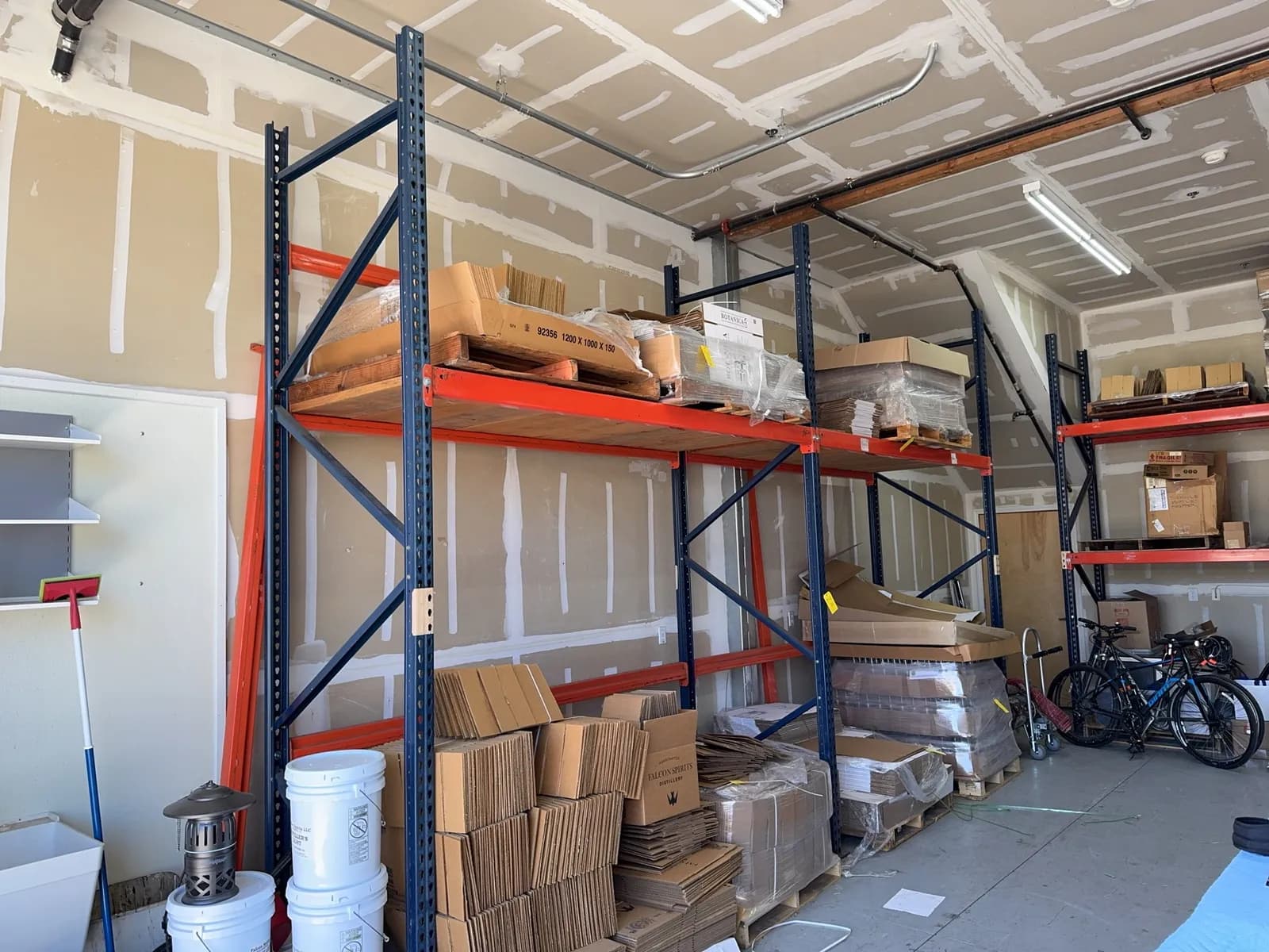 2-sections-of-pallet-racking-with-3-144-uprights-and-10-108-crossmembers-contents-not-included-ms995c7p