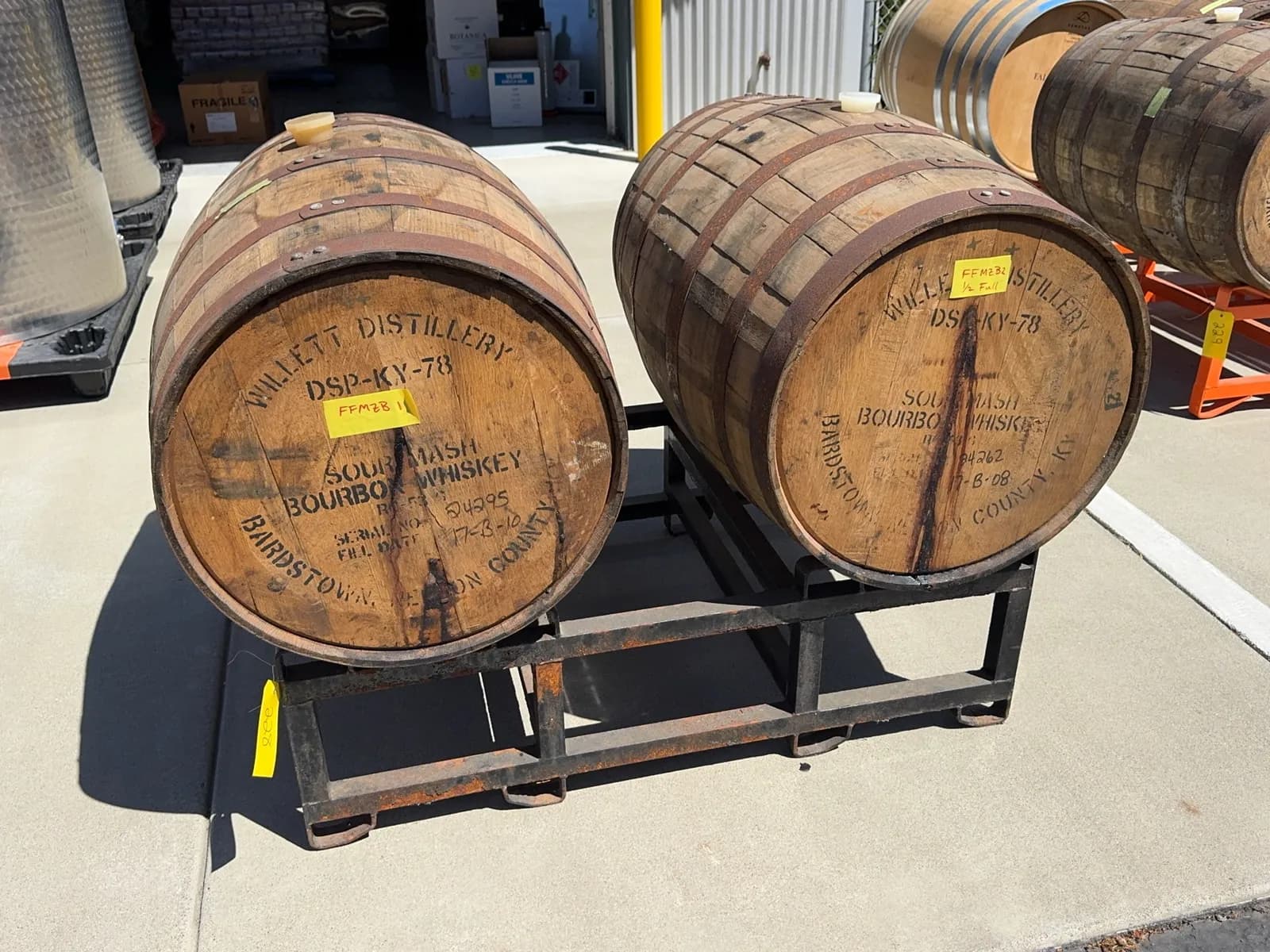 2-willett-distillery-bourbon-whiskey-barrels-and-barrel-rack-msdukiu3