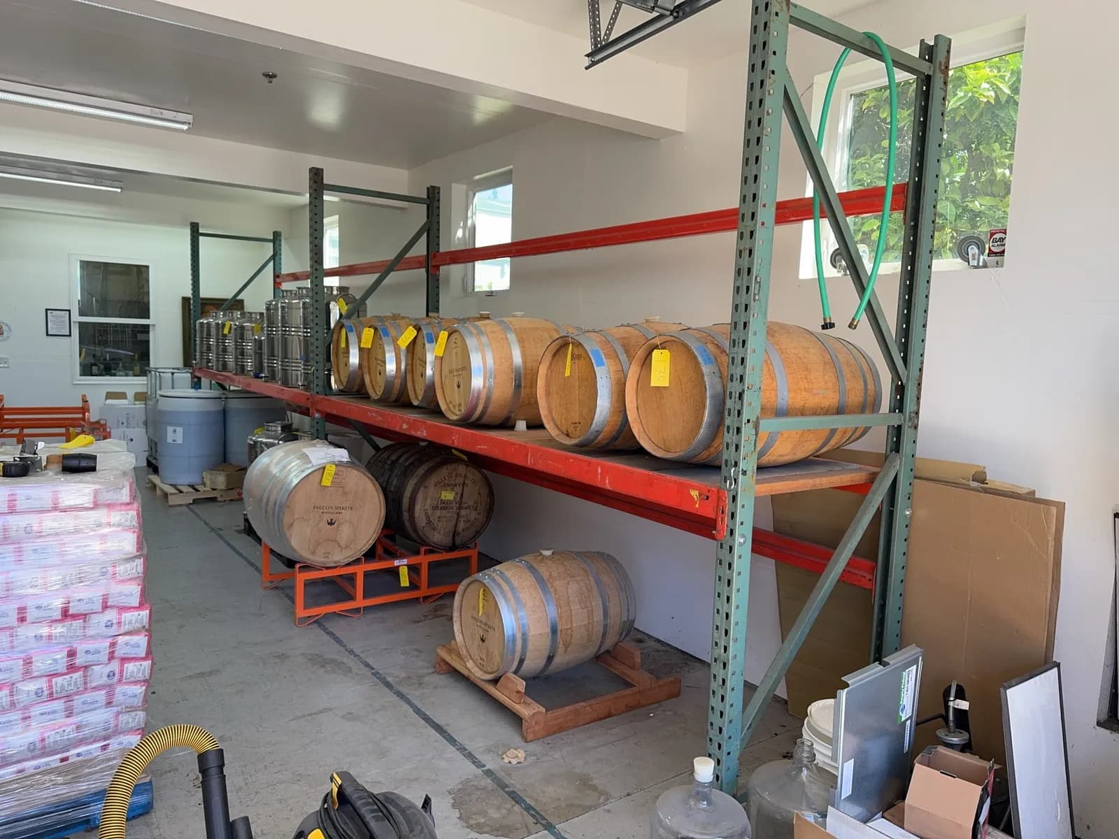 2-sections-of-pallet-racking-with-3-106-uprights-and-8-144-crossmembers-contents-not-included-msdu6444
