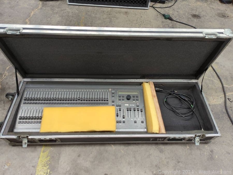 nsi-mc-7532-lighting-console-with-case-556334