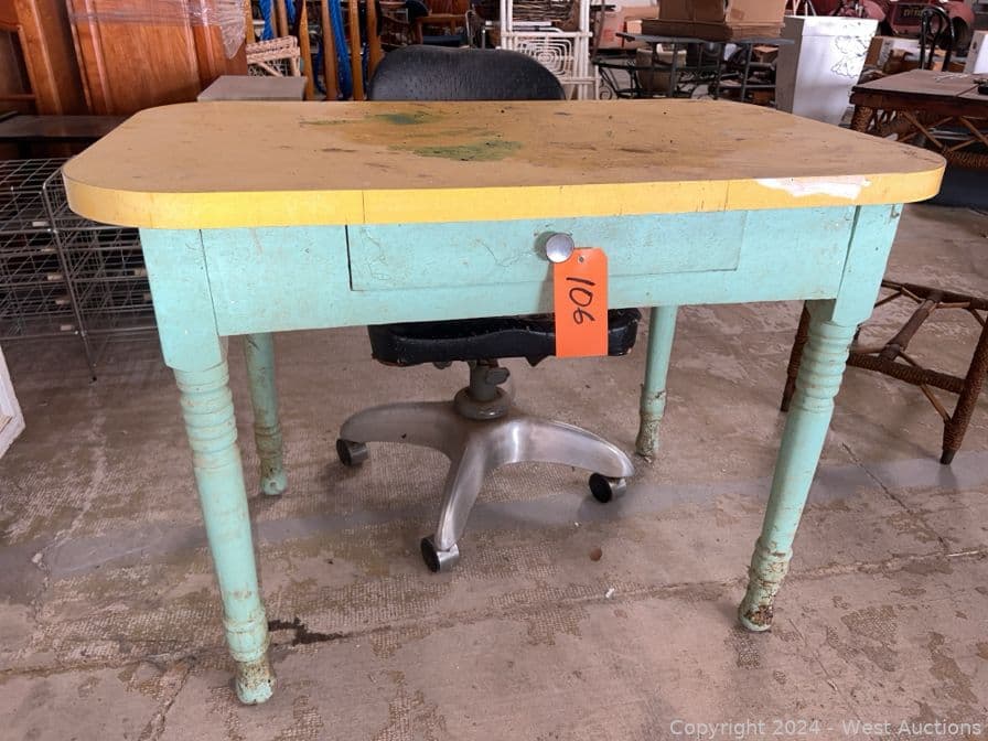 formica-table-with-aluminum-chair-557082