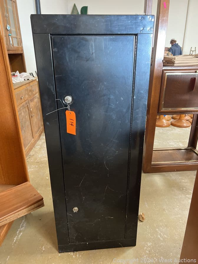 locking-metal-cabinet-557070