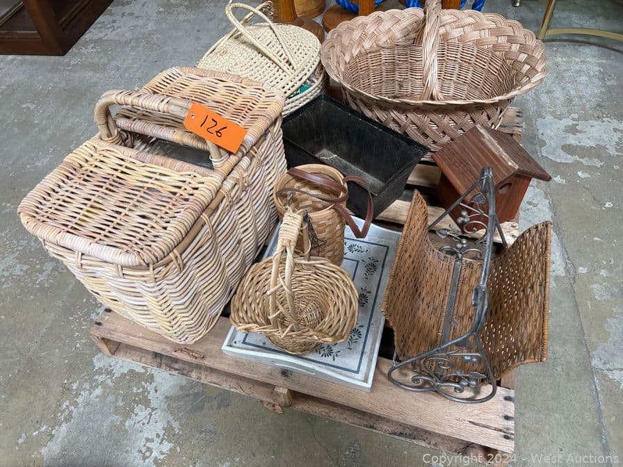 contents-of-pallet-woven-wicker-items-baskets-birdhouse-and-more-557063