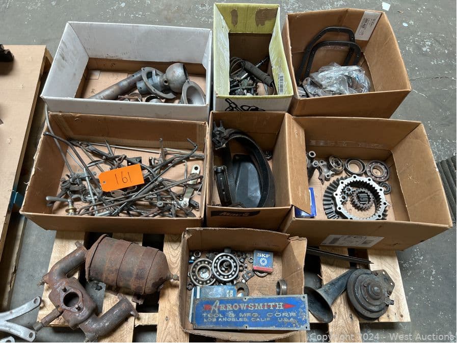 contents-of-pallet-assorted-vintage-automotive-parts-557028