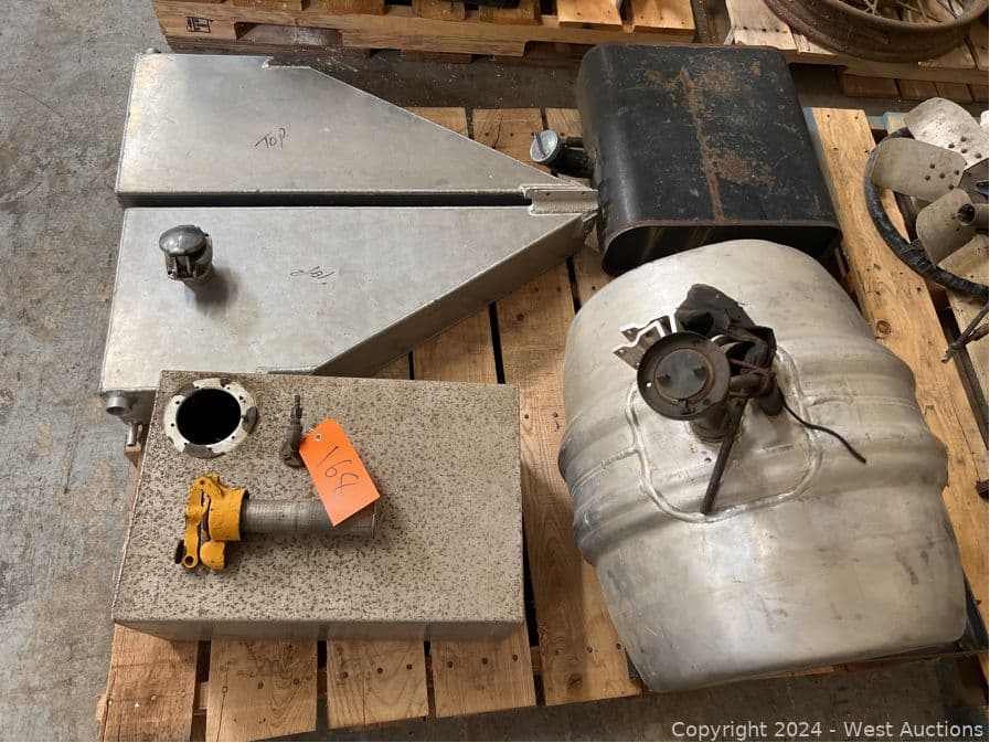contents-of-pallet-5-assorted-racecar-hotrod-fuel-tanks-557020