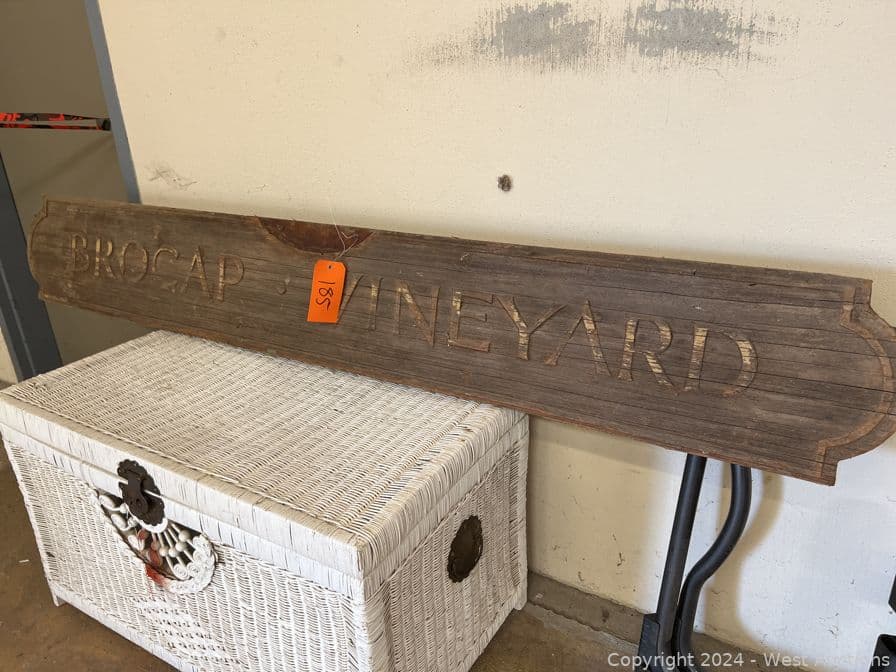 brocap-vineyard-wood-sign-557000