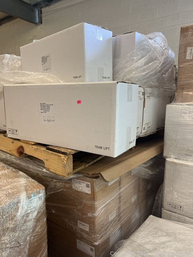 mixed-lot-of-50-bathroom-lighting-fixtures-600116