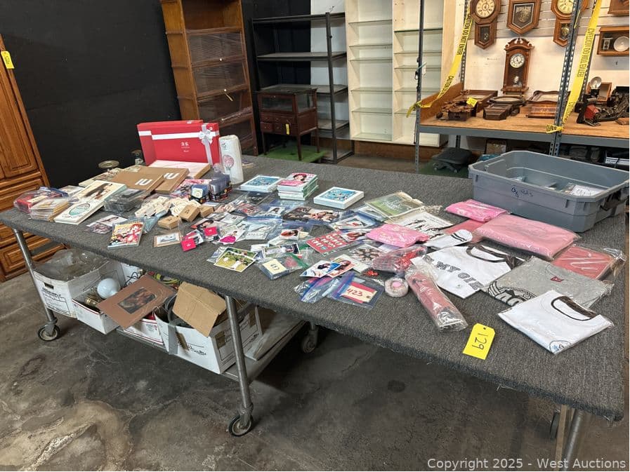 bulk-lot-korean-band-merchandise-signed-memorabilia-cards-622626