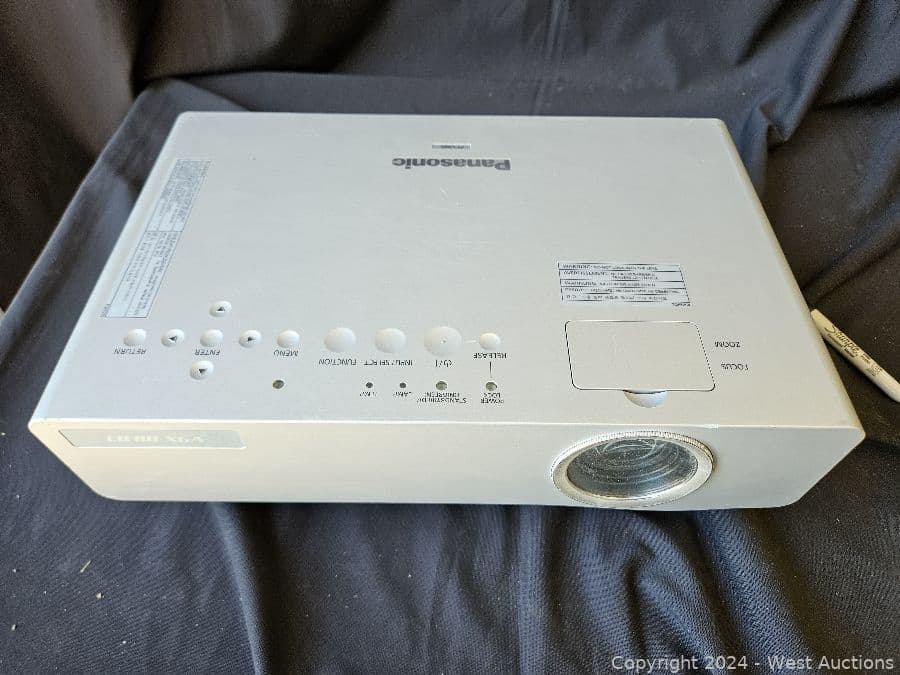 1-panasonic-pt-lb80-lcd-projector-574419
