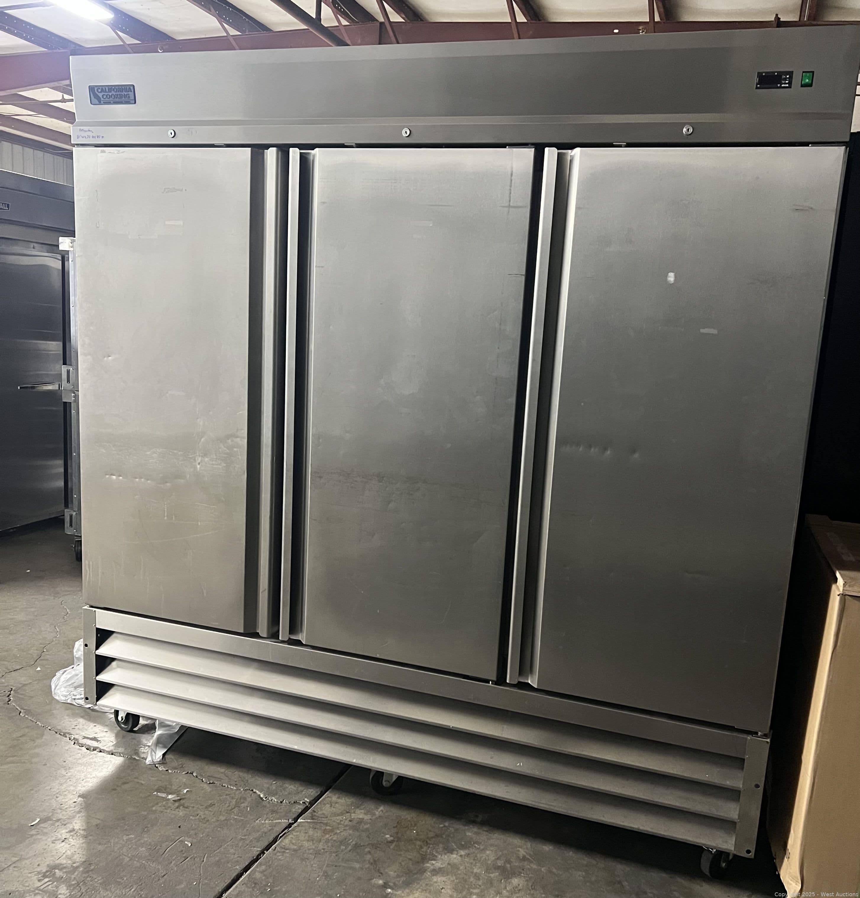 entree-cr3-s-3-door-commercial-refrigerator-590243