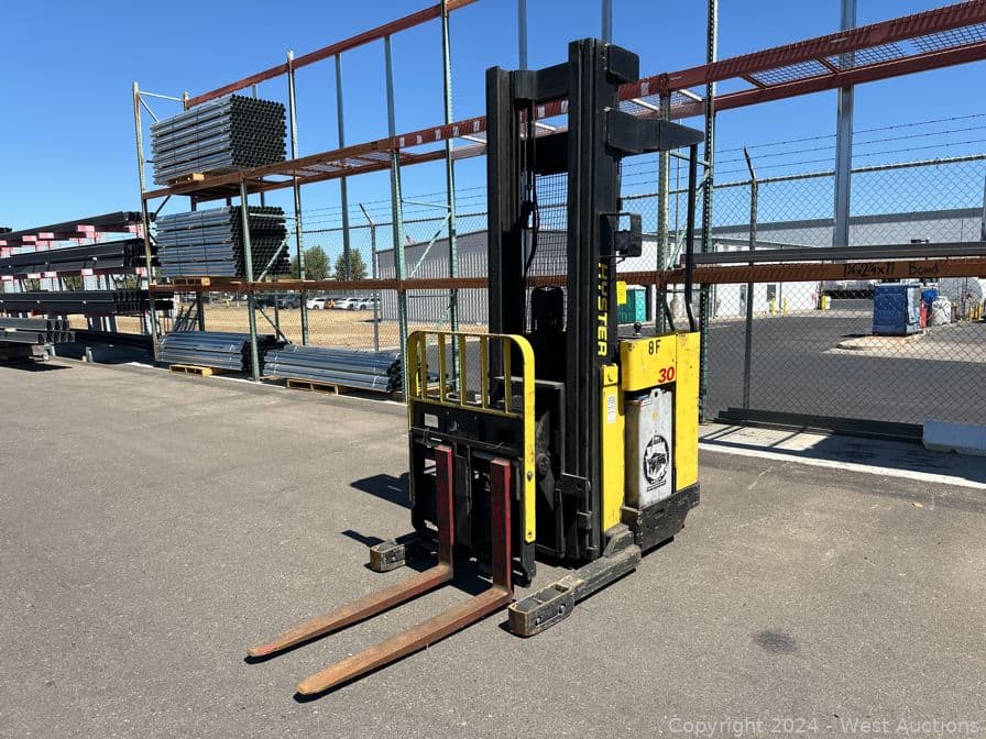 hyster-e125-17-electric-standing-forklift-555978