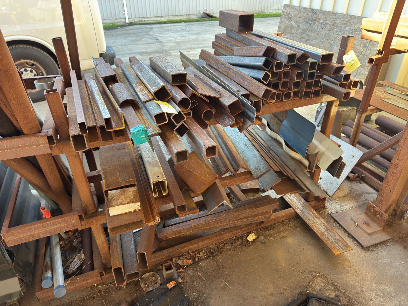 contents-of-rack-assorted-steel-stock-angle-tube-and-flat-ml1ayveb