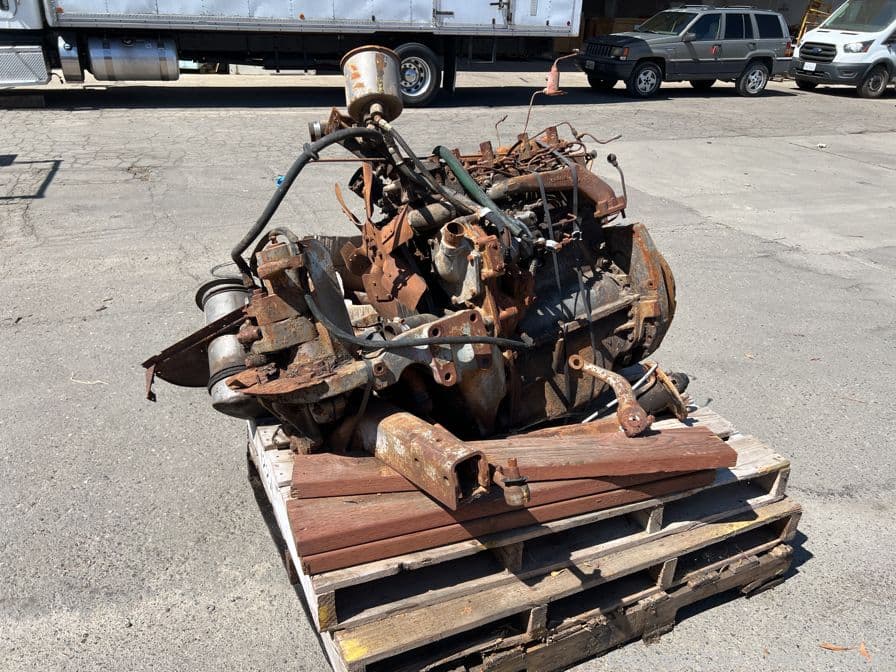 contents-of-pallet-tractor-engine-with-accessories-559642