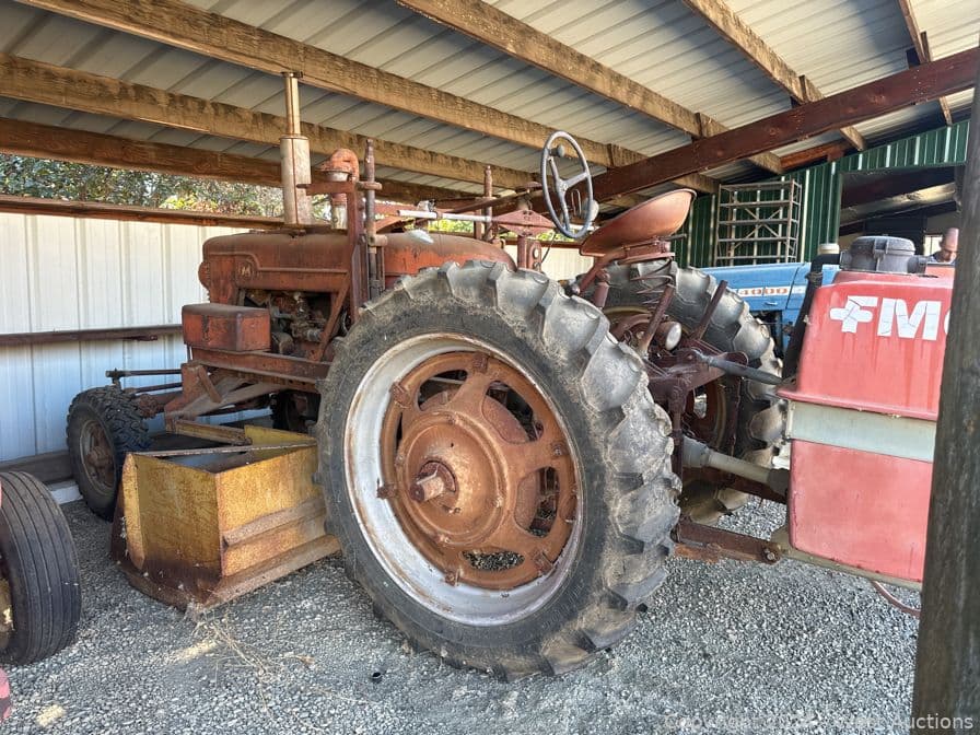 farmall-tractor-560745