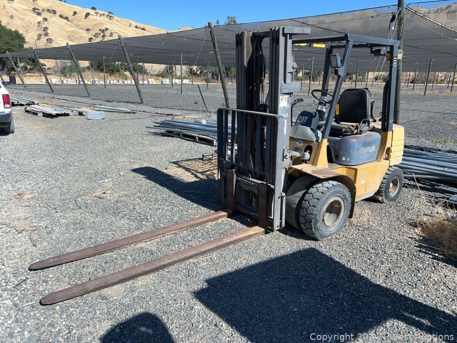 caterpillar-gp25-4000-capacity-propane-and-gasoline-forklift-560805